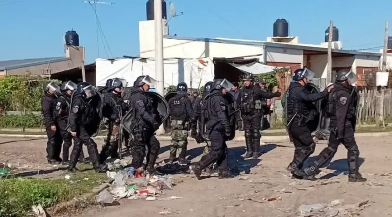 Agentes policiales en el barrio Dr. Montaña durante el desalojo de la toma de viviendas