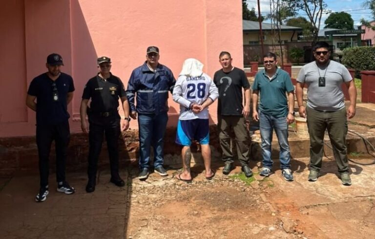 Móvil policial en operativo por robo en aeroclub de Santo Tomé