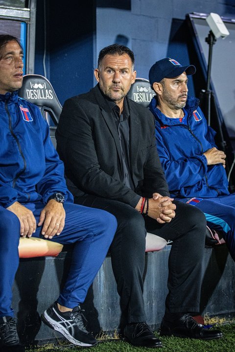 Diego Dabove, entrenador de Tigre, junto al presidente Martín Suárez en la conferencia de prensa