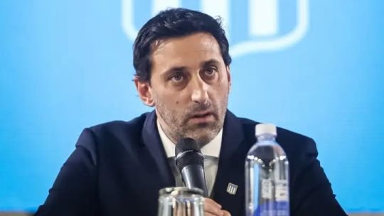 Diego Milito, presidente de Racing, durante una entrevista