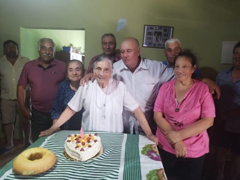 Elmia Florentín de Ramírez junto a integrantes de su familia en San Roque