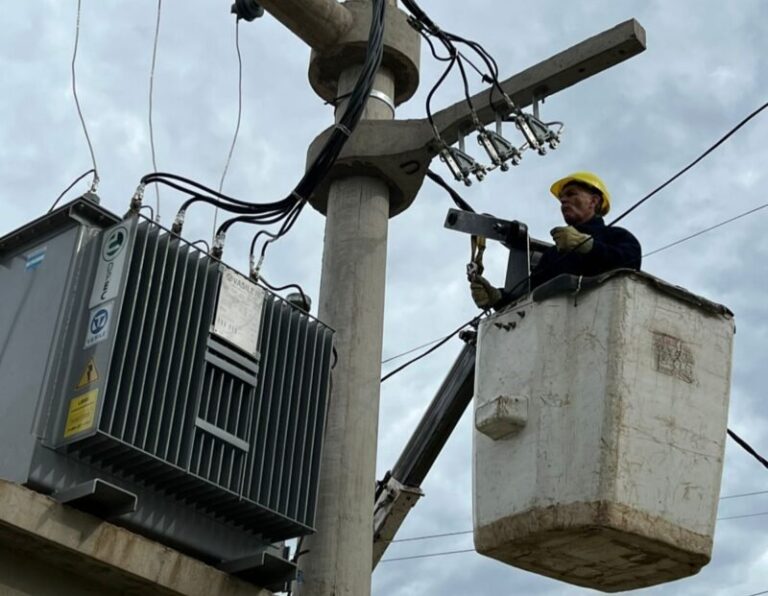 Poste de luz y tendido eléctrico en una calle de Corrientes