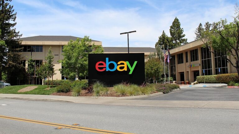 Logotipo de eBay en la sede de la empresa