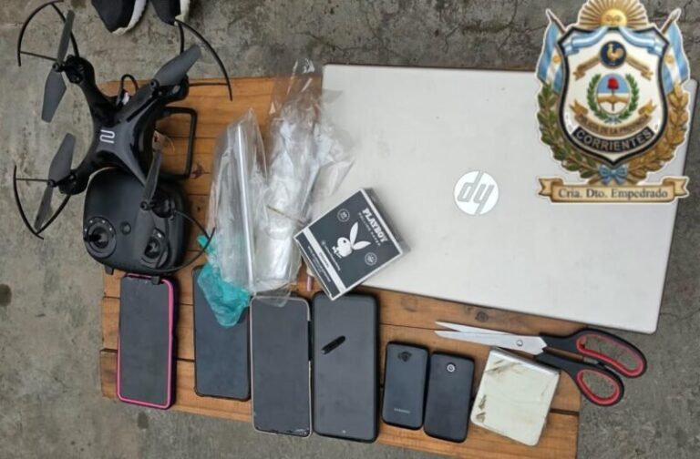 Móvil policial en operativo de allanamiento en Empedrado