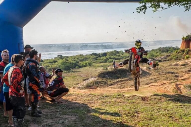 Pilotos de enduro durante la prueba Enduro Toropí 2026 en Bella Vista