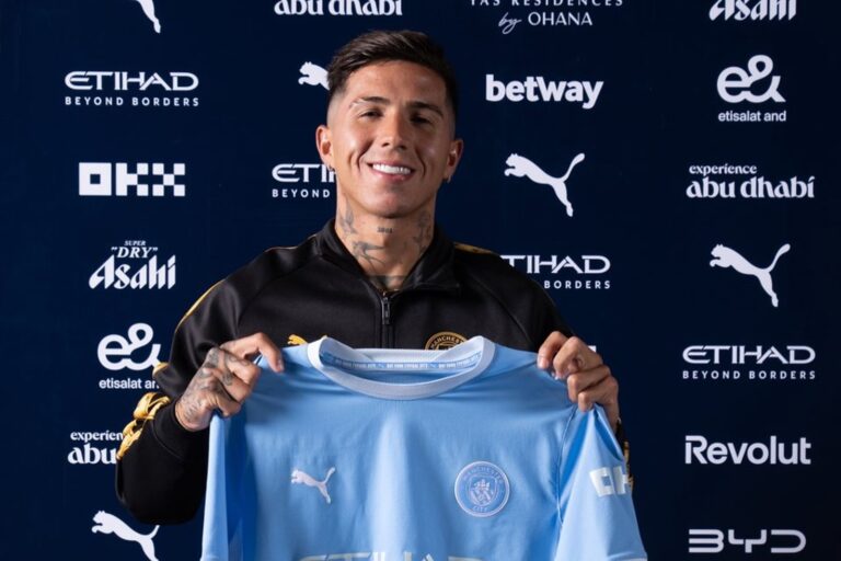 Enzo Fernández con la camiseta del Manchester City