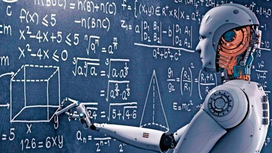 Estudiantes universitarios usando computadoras en un aula