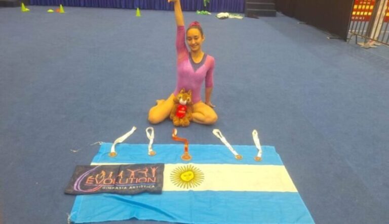 Evangelina Moreyra con su medalla de bronce en el Sudamericano de Gimnasia Artística