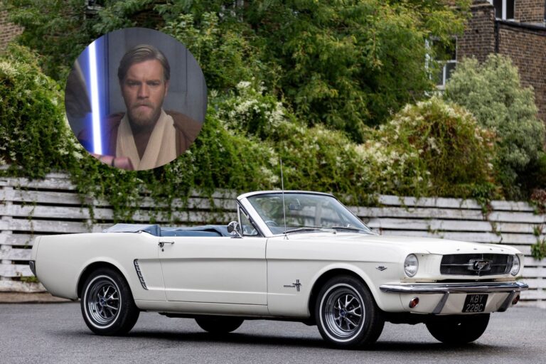 Ewan McGregor junto al Ford Mustang 289 Convertible de 1965 que subastará