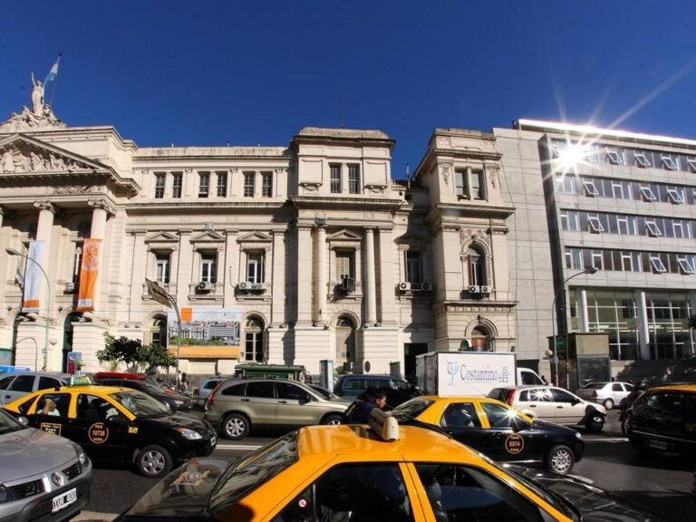 Fachada de la Facultad de Ciencias Económicas de la UBA