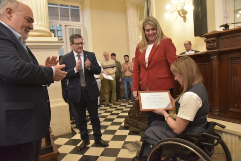 Florencia González Cabañas durante la entrega de la distinción Joven Honorable en la Cámara de Senadores de Corrientes