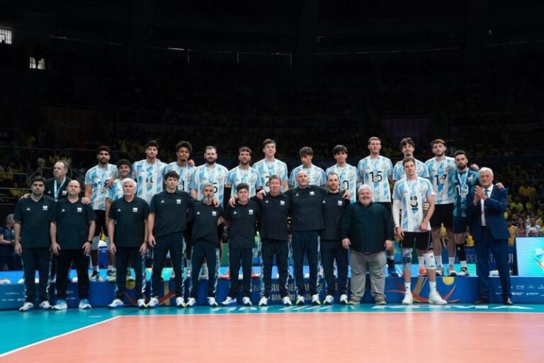 Germán Gómez, jugador correntino de la Selección Argentina de vóleibol, en acción durante el Sudamericano