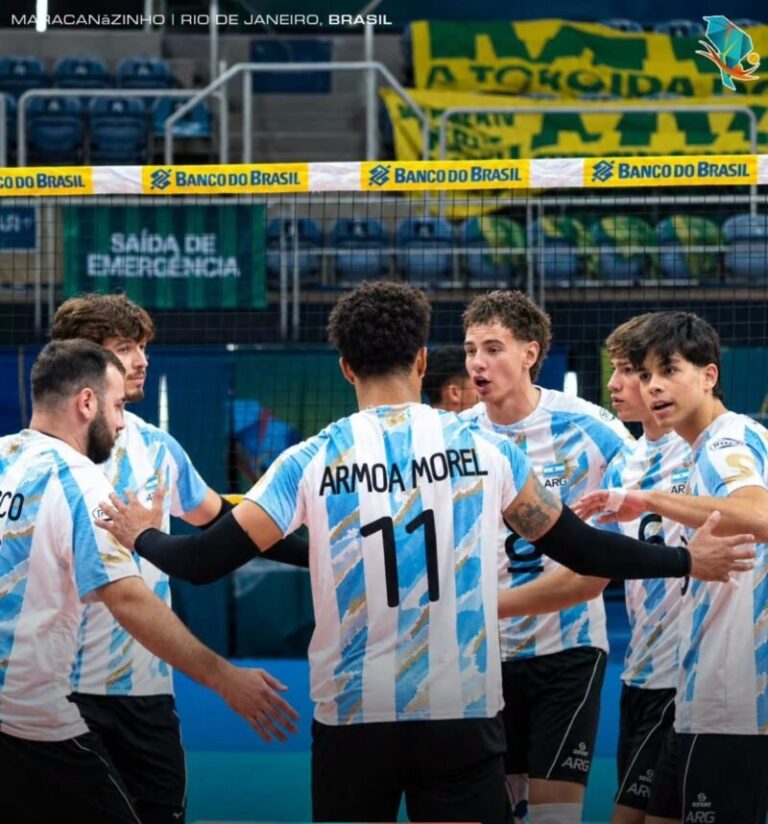 Germán Gómez, jugador correntino de vóley, en acción durante el partido Argentina vs Venezuela