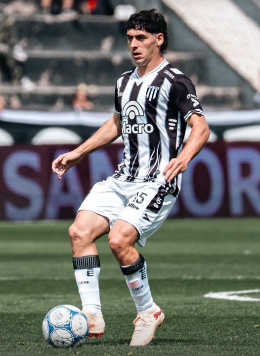 Ulises Sánchez controla la pelota en la igualdad de Gimnasia de Mendoza ante Deportivo Riestra