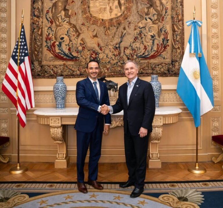 Gobernador de Corrientes y embajador de Estados Unidos en Argentina durante una reunión