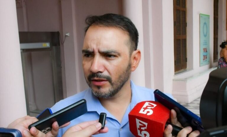 Gobernador de Corrientes Juan Pablo Valdés durante una conferencia de prensa