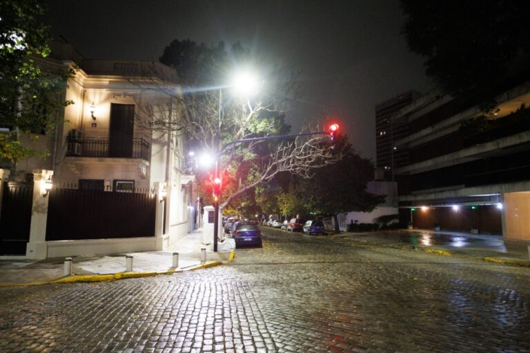 Luminarias peatonales LED instaladas en una vereda de la Ciudad de Buenos Aires