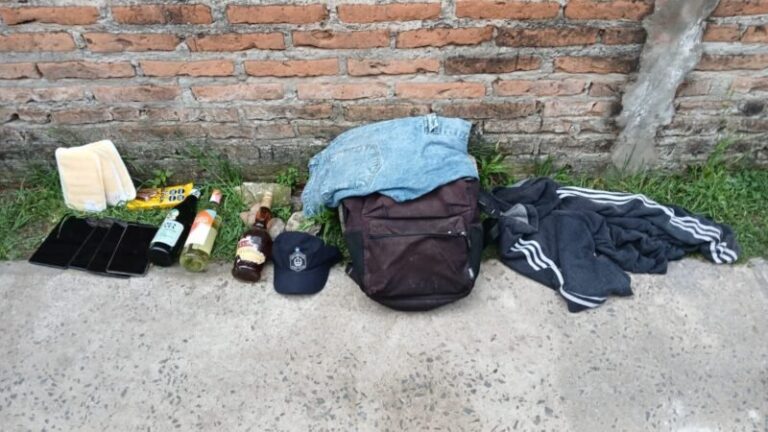 Móvil policial frente a la Comisaría Primera de Goya