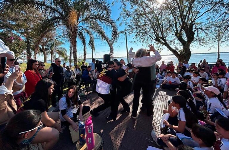 Asistentes al homenaje en la Plazoleta de los Chamameceros