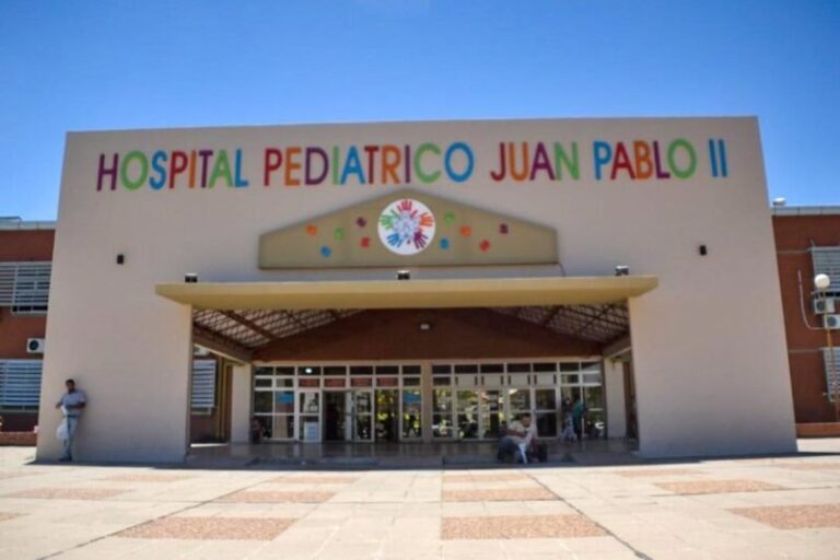 Equipo médico del hospital Juan Pablo II durante cirugía con neuronavegación