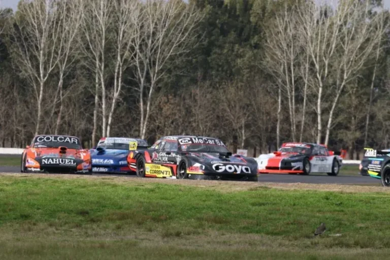 Ignacio Vilas, piloto de TC Pista Mouras, junto a su Dodge del Galarza Racing