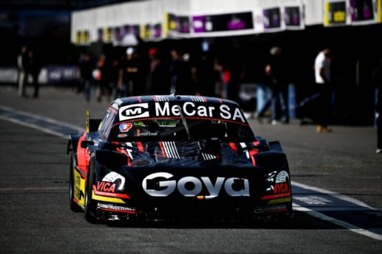 Ignacio Vilas, piloto de Goya, con el Dodge del equipo Galarza Racing en el autódromo de Rosario