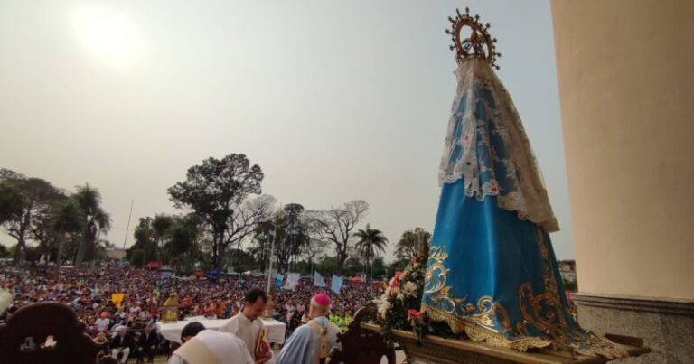 Peregrinos caminando hacia la Basílica de Itatí durante la peregrinación juvenil