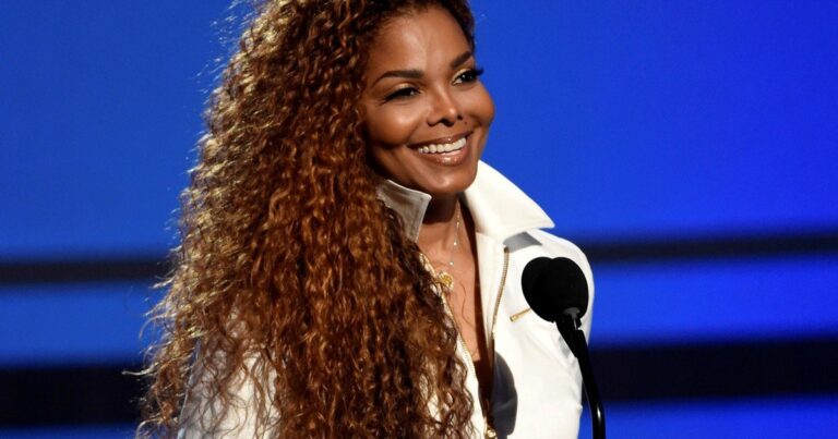 Janet Jackson durante una presentación en vivo
