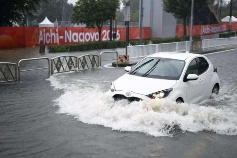 Calles anegadas en Nagoya, Japón, durante el temporal de lluvias