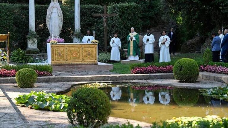 Papa León XIV en los Jardines Pontificios de Castel Gandolfo
