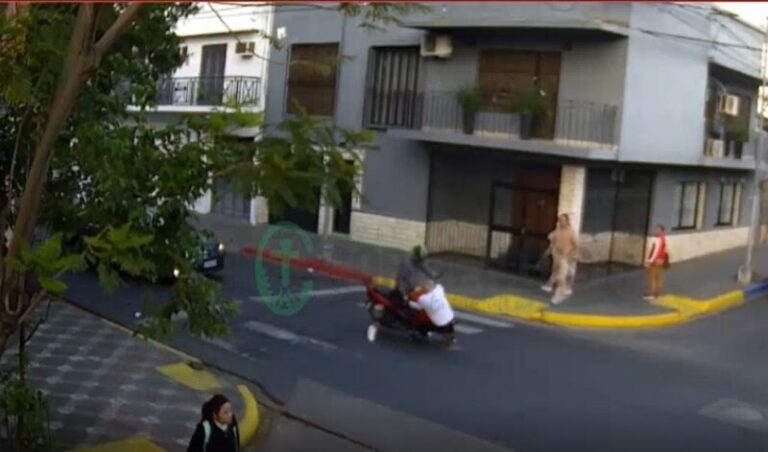 Inspector de tránsito en la calle Rioja, Corrientes