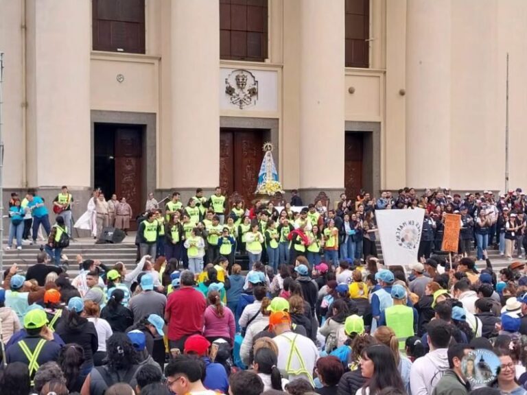 Jóvenes peregrinos reunidos en la explanada de la Basílica de Itatí durante la lectura del manifiesto