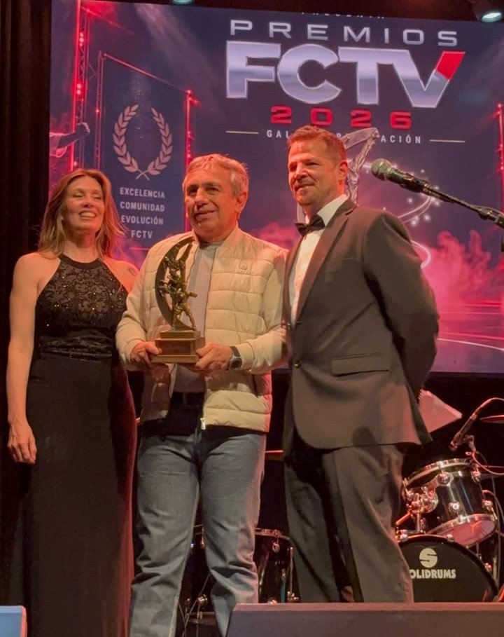 Juan Corrales recibiendo el Premio a la Trayectoria Marcial en los FCTV Awards 2026