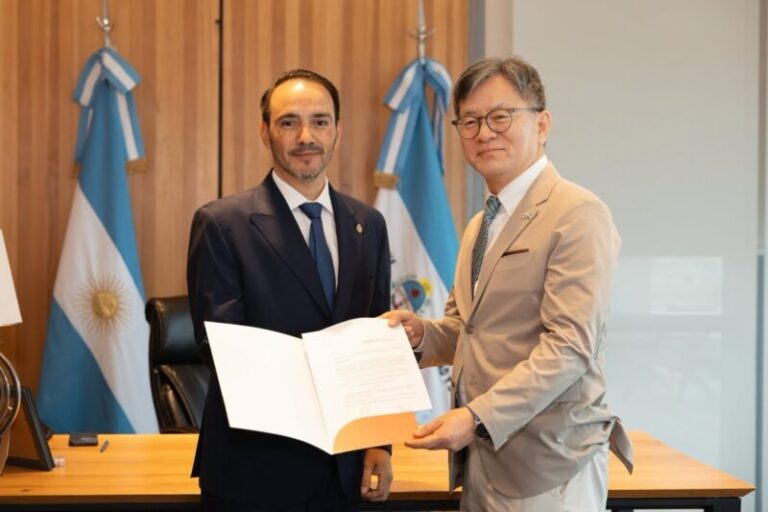 Gobernador Juan Pablo Valdés junto al embajador de Corea del Sur, Lee Chong Hwa, en reunión oficial