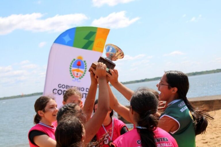 Jóvenes atletas compitiendo en los Juegos Correntinos 2026