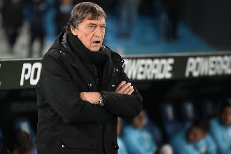 Julio César Falcioni durante un partido de Atlético Tucumán