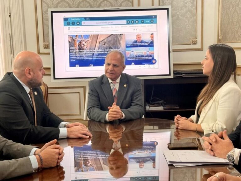 Autoridades del Superior Tribunal de Justicia y del Ministerio de Hacienda durante la firma del convenio de digitalización catastral