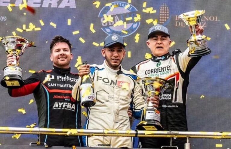 Humberto Krujoski en el podio de la segunda final del TC2000 en Termas de Río Hondo