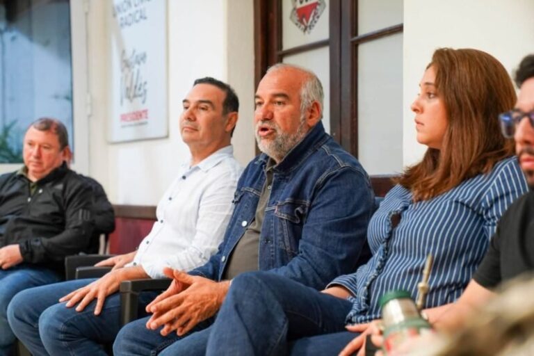 Dirigentes de la UCR de Corrientes durante una conferencia de prensa