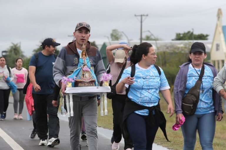 Monseñor José Adolfo Larregain durante la largada de la peregrinación juvenil a Itatí