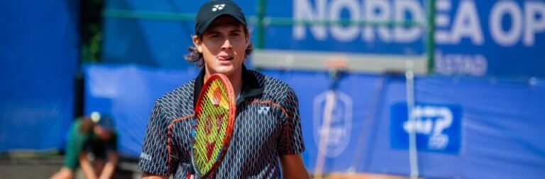 Lautaro Midón durante un partido de tenis