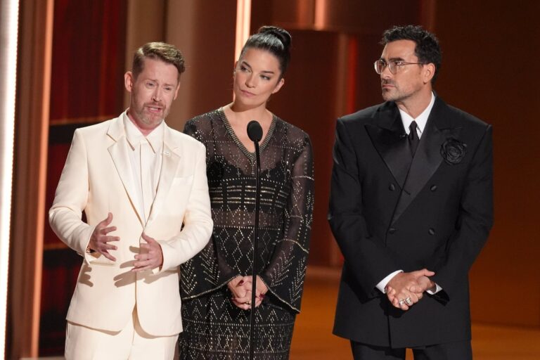 Macaulay Culkin hablando en el escenario de los Premios Emmy durante el homenaje a Catherine O'Hara