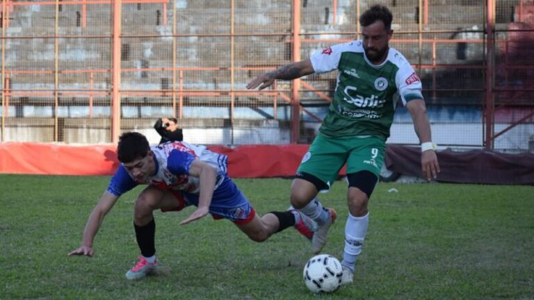 Jugadores de Mandiyú celebrando un gol ante Unión de Bella Vista