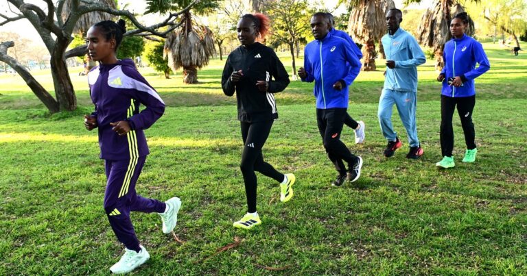Corredores participando en la Maratón Internacional de Buenos Aires