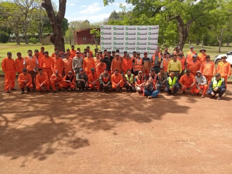 Operarios forestales durante una capacitación sobre prevención de incendios en Gobernador Virasoro