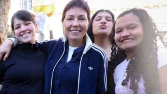 Mayra Mendoza durante la batalla de farmear aura en la Plaza San Martín de Quilmes