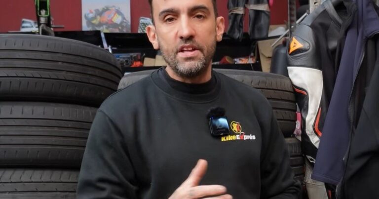 Mecánico trabajando en un taller con herramientas y un auto en reparación