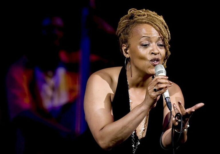 Cassandra Wilson en un escenario