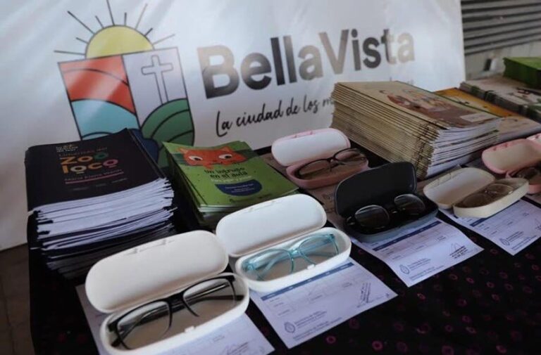 Intendenta Noelia Bazzi y Silvia Quiróz durante la entrega de anteojos y bolsones en Bella Vista