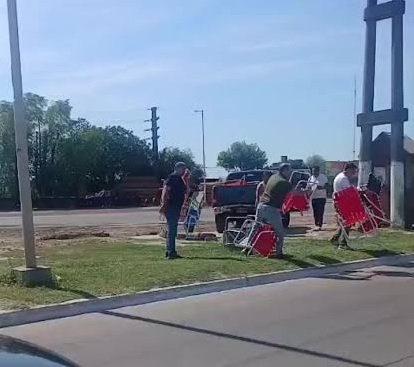 Operativo municipal en las colectoras de la Ruta Nacional 12 en Corrientes